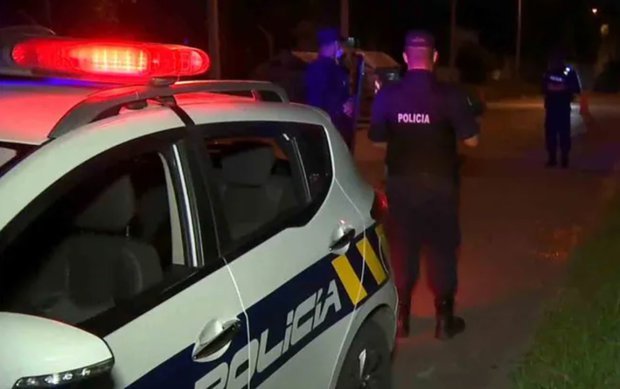 Mujer atrapada en una boca de tormenta tras ser embestida -El Radar News