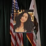 Mujer frente a banderas estadounidenses.